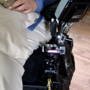 Mobiltelefon med hållare på rullstolen