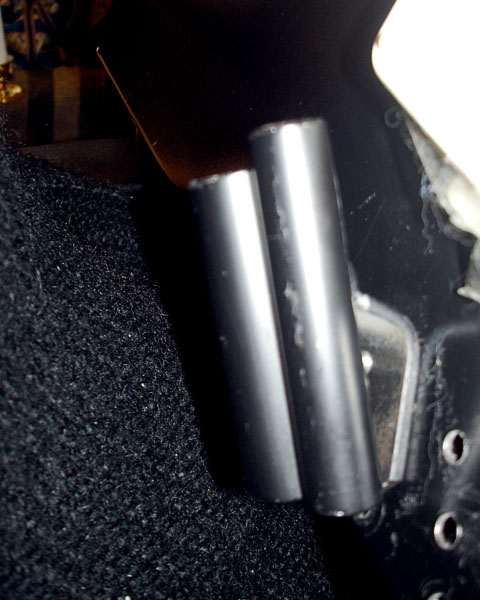 Två metallrör som penselhållare (närbild)