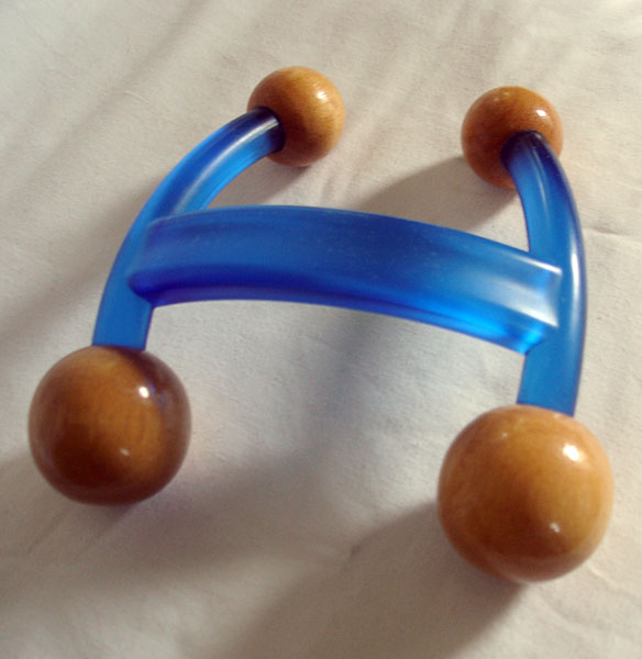 Massage device with four fixed balls