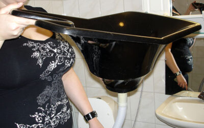 Portable basin for washing hair