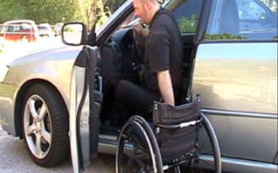 Förflyttning från bilens förarsäte till rullstol
