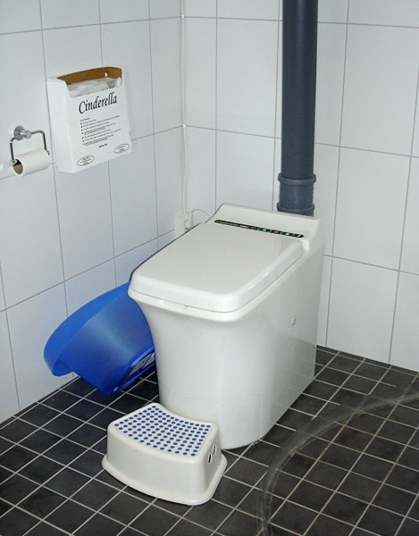 Electric incinerating toilet