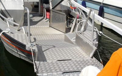 Folding ramp on motorboat