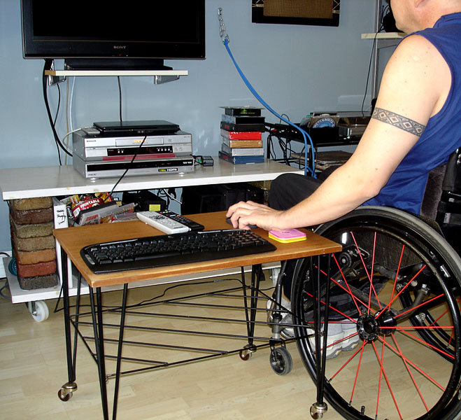 Användaren surfar med hjälp av trådlös mus och tangentbord som ligger på soffbordet