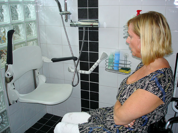 Duschplats med väggfast fällbar duschstol