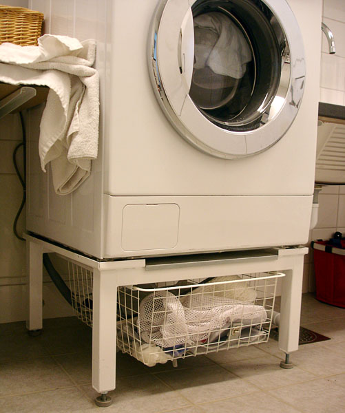Washing machine with pedestal