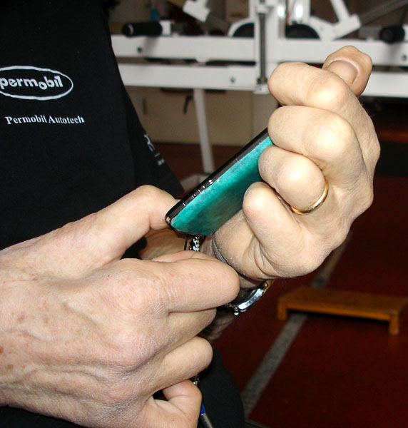 The phone is placed in the user's right palm with anti-slip against the skin. With his left thumb he hits the display.