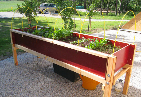 Garden planter on legs with metal frame for non-woven fabric