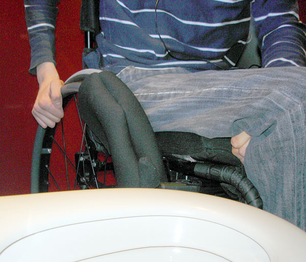 Förflyttningsmatta fastsatt på rullstolens hjul