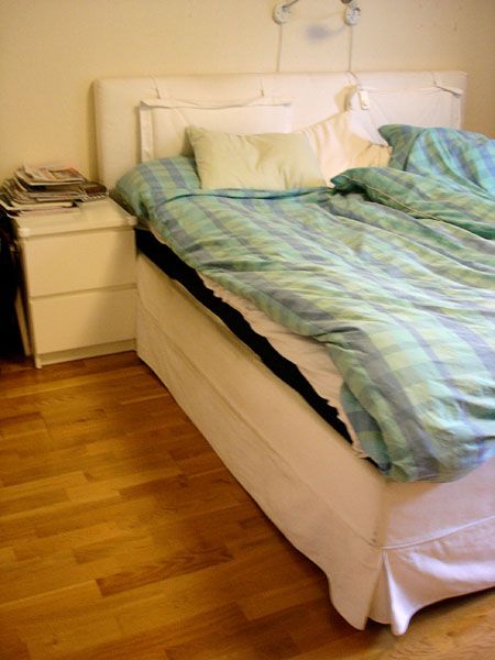 Double bed with maneuvering space at the side