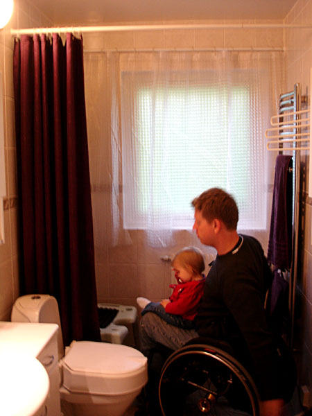 Toalett och dusch med fönster skyddat med genomskinlig draperi