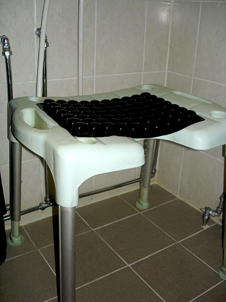 Shower stool with pressure-relieving cushion