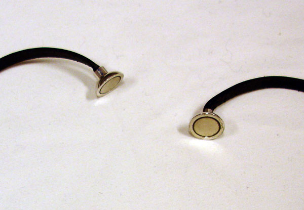 Armband med öppen magnetförslutning (närbild)