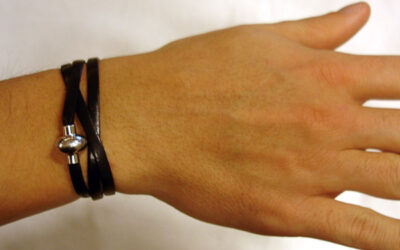 Bracelet with magnetic clasp