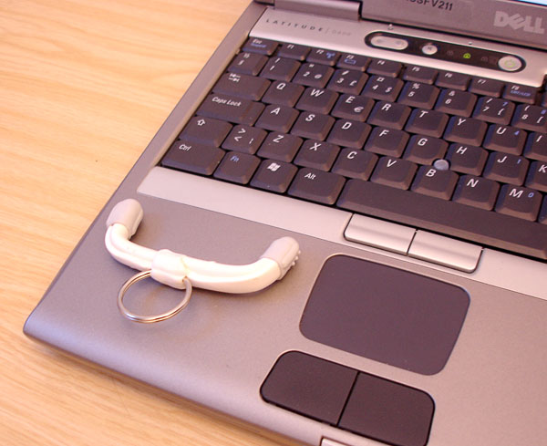 En piledutt, som ligger på en laptop