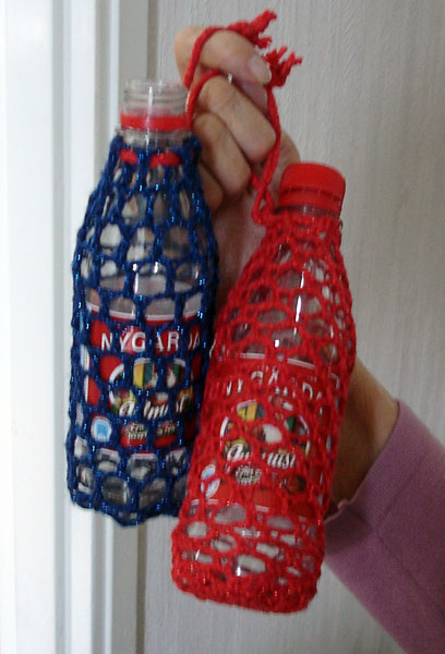 Vattenflaskor med virkade överdrag.