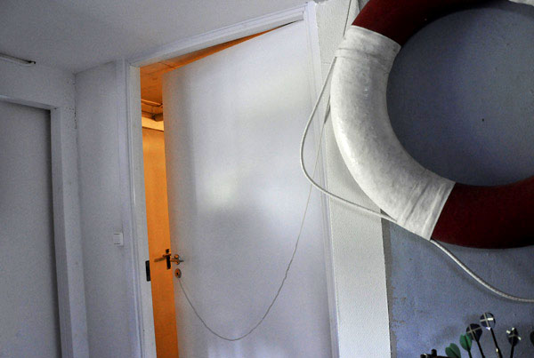 Door with cord that serves as door closer. Photo: Katharina Ratzka