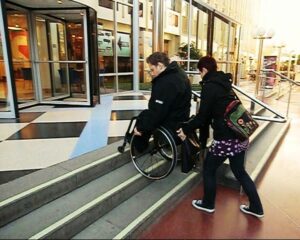 Komma ner för en trappa med rullstol med hjälp - Spinalistips