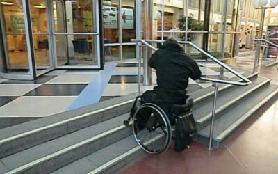 Komma ner för en trappa med ledstång med rullstol