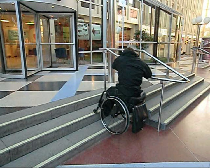 Komma ner för en trappa med ledstång med rullstol - Spinalistips