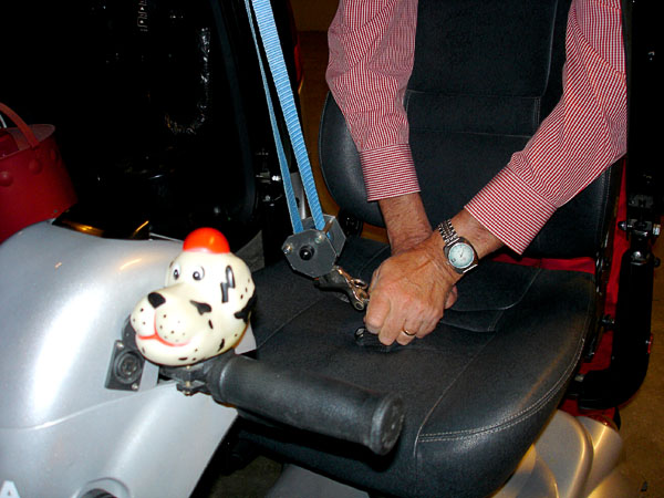 Användaren sätter fast liftkranens krok på rullstol