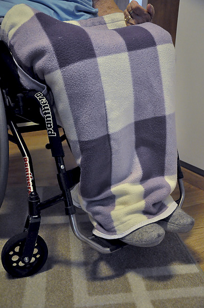 User with blanket over her legs. Photo: Katharina Ratzka