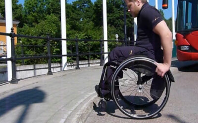 Åka upp för en trottoarkant med rullstol