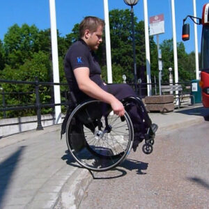 Åka nerför en trottoarkant med rullstol