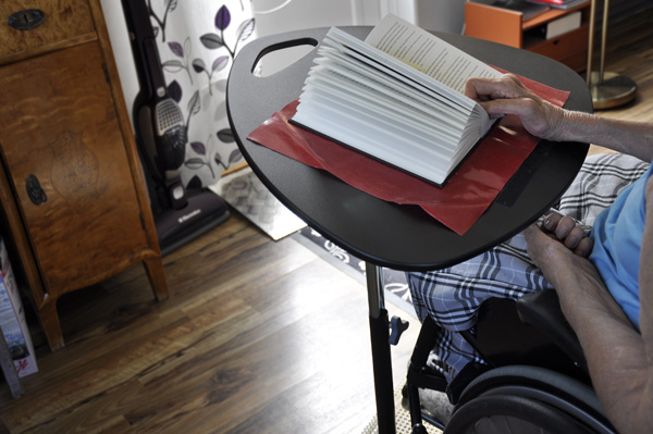 Bok och antihalkunderlägg på läsbord. Foto: Katharina Ratzka