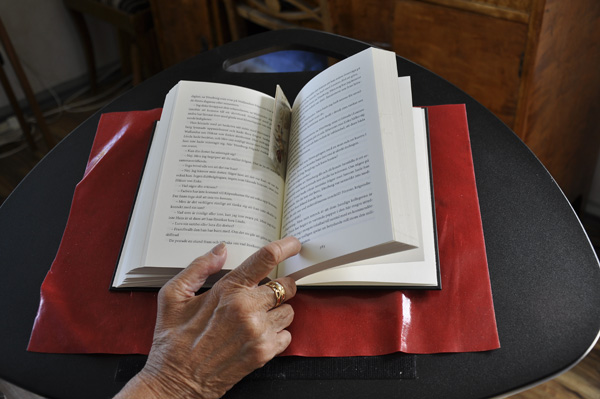 Book and anti-slip mat on reading table (close-up). Photo: Katharina Ratzka