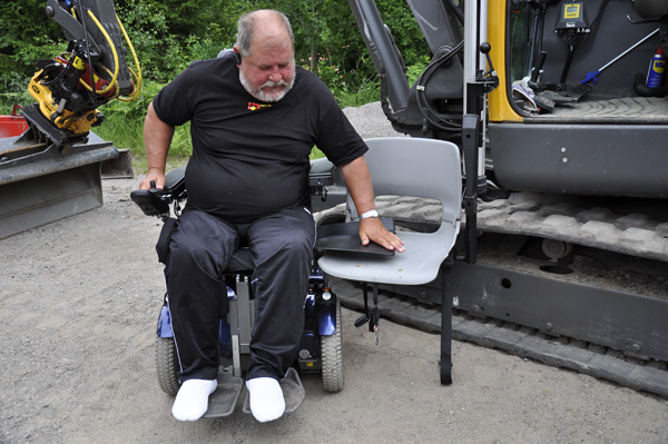 User moves from wheelchair to lift chair. Photo: Katharina Ratzka