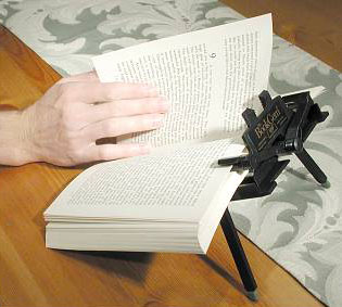 En bok i bookgemet fastsatt i bokens övre kant. Foto: www.bookgem.com
