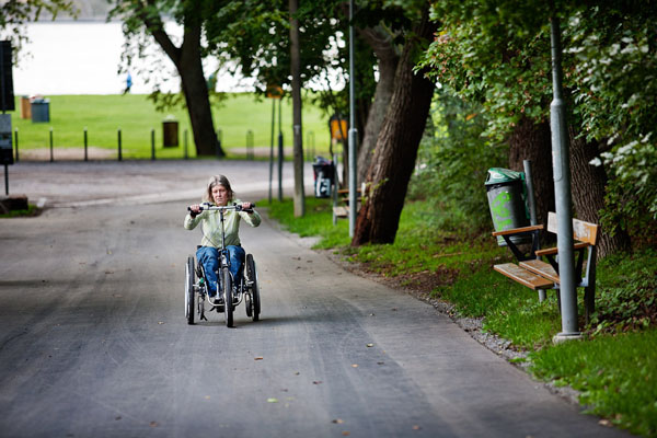 User with her armbike. Photo: Jonas Arneson