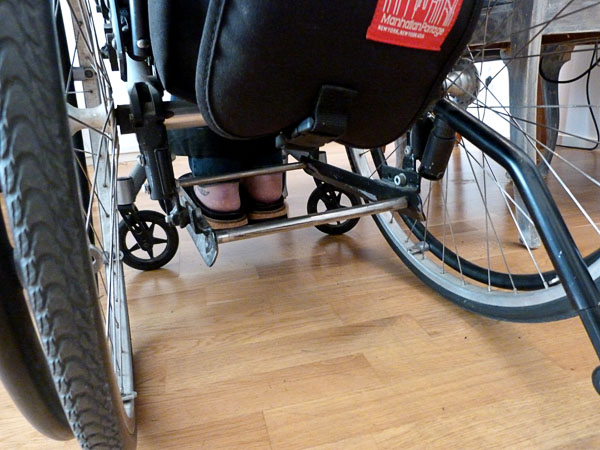Rör under rullstolssitsen för fastsättningsplattan i bilen