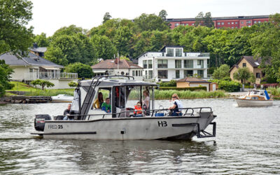 Motorbåt anpassad till skeppare med omfattade funktionsnedsättningar