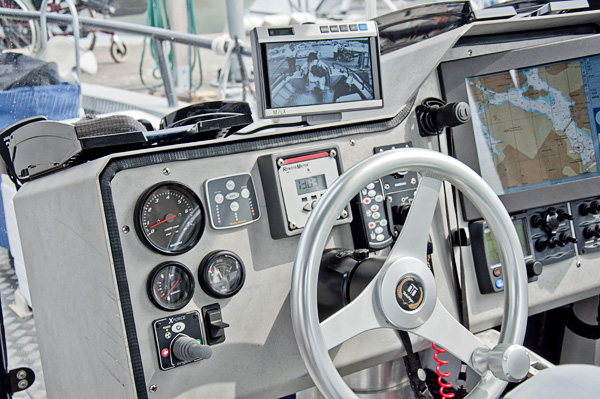 Styr pult med monitor för navigation och utsikt. Foto: Katharina Ratzka