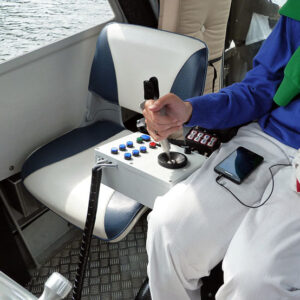 Joysticksstyrning och navigation av anpassad motorbåt