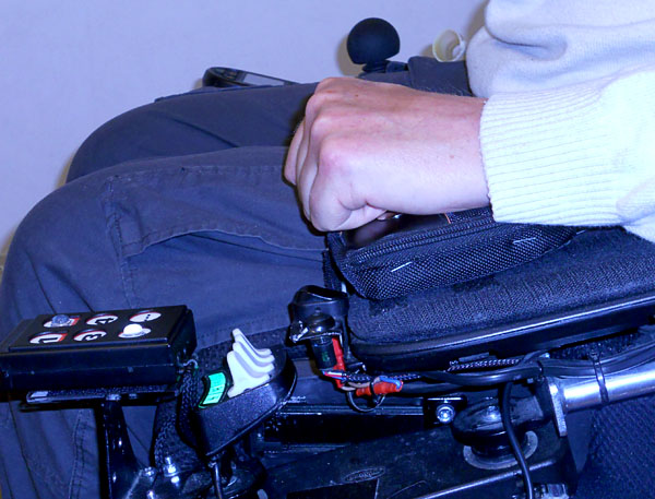 Väska fastsatt på rullstolens armstöd