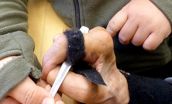 Användarens assistent trär in gaffeln i bestickbandet