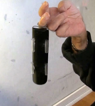 The user holds the remote control unit with his long finger in the key ring