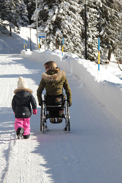 Användaren på promenad i snön, med wheelblades. Foto från www.wheelblades.ch