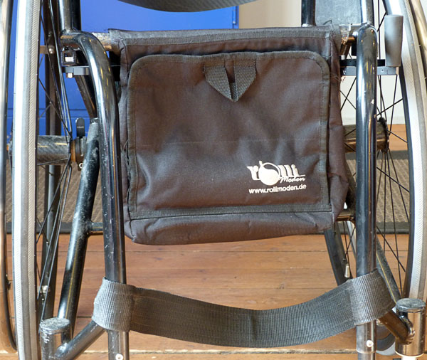 Rullstolsväska monterad på rullstolen (framifrån)