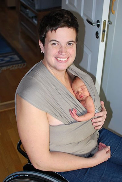 The user with daughter in baby sling. Photo from mammapappalam.se