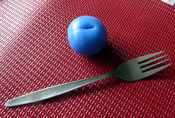 Silikonboll med hål i och gaffel
