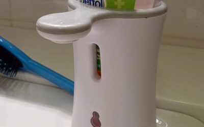 Automatic soap pump with sensor