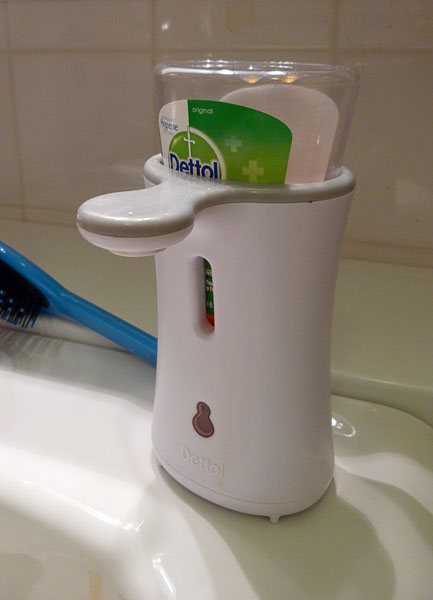 Automatic soap pump with sensor