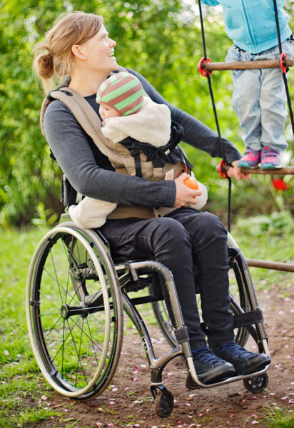 User with her baby in the Ergobaby baby carrier. Photo from mammapappalam.se