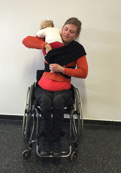 The user places the child in the baby sling. Photo from mammapappalam.se