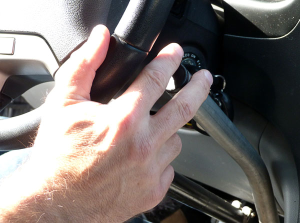 Användaren kör med sitt handreglage och har kontroll på broms, gas och styrning med en hand