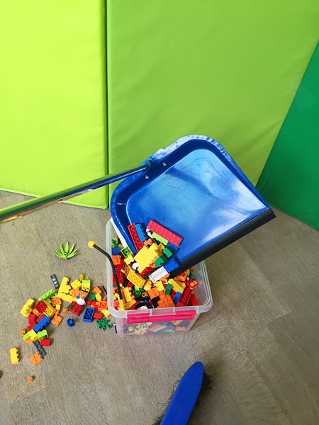 The user sweeps up Lego with a broom. Photo from mammapappalam.se